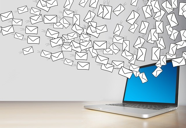 komputer z wylatującymi emailami komputer z wylatującymi emailami